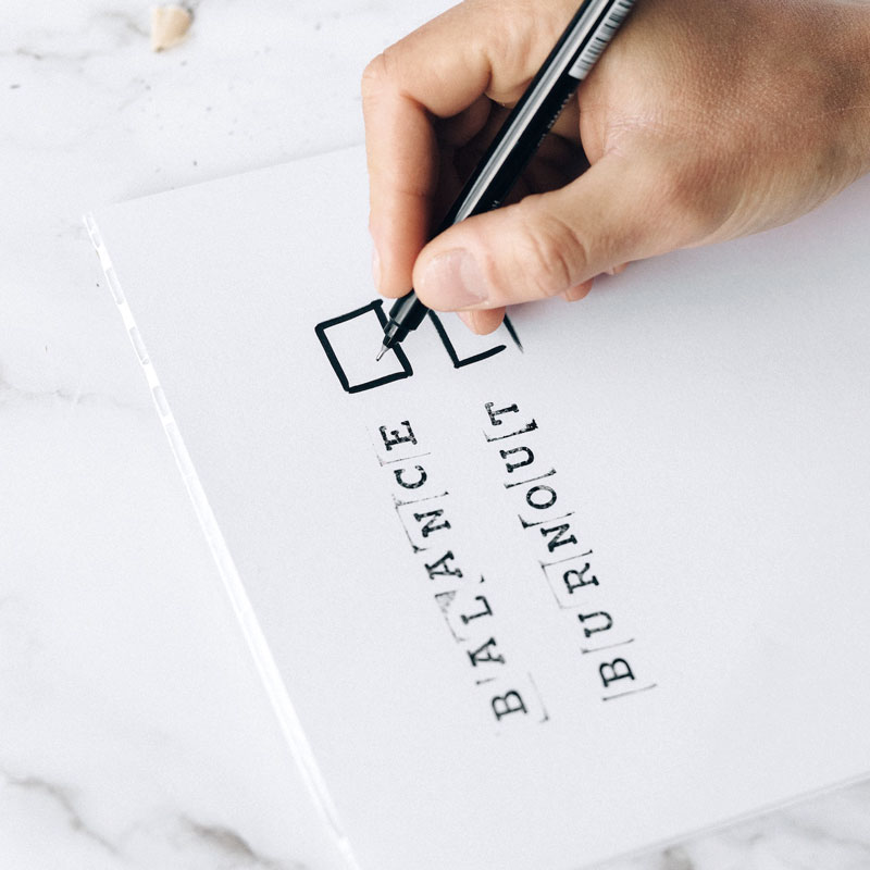 Foto Zeit Hand die Balance statt Burnout ankreuzt