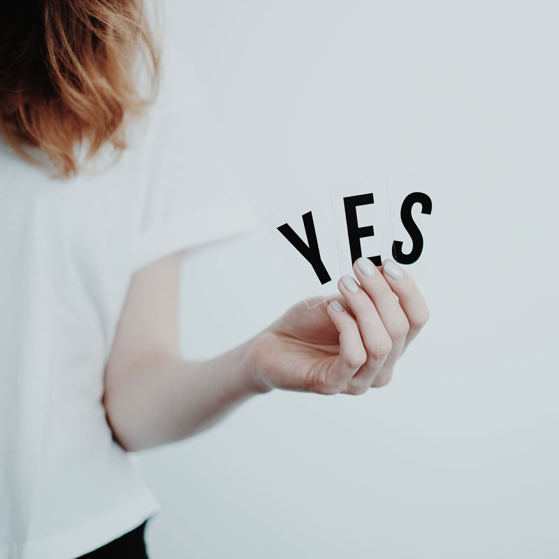 Foto von Frau mit Buchstaben "YES"